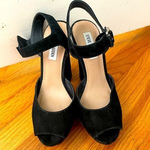 Steve Madden size 8 suede platform heels! In great condition. Very comfortable